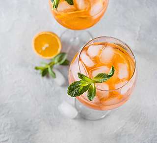 Orange Cocktails mit Minze