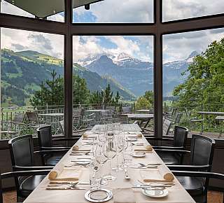 Restaurant de montagne avec des fenêtres panoramiques