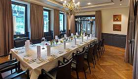 Salle à manger élégamment dressée
