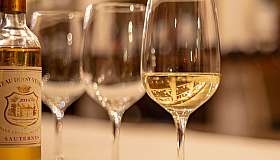 Weißwein und Gläser