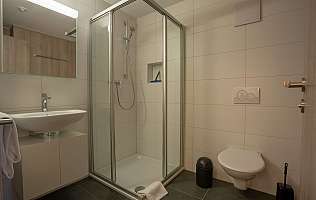 Salle de bains moderne avec douche