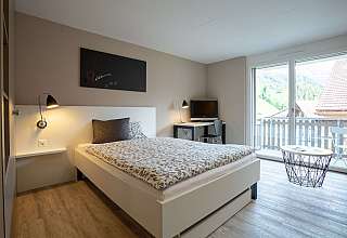 Chambre moderne avec vue sur le balcon