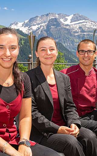 Drei Personen auf Bergterrasse
