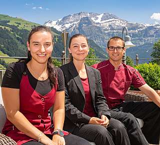 Drei Personen auf Bergterrasse