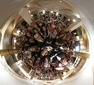 Gruppenfoto in festlichem Innenraum