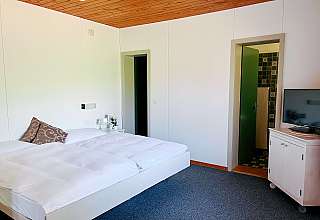 Chambre moderne avec lit double