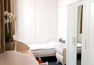 Chambre lumineuse avec plafond en bois