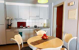 Cuisine moderne avec table à manger
