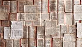 Offene Bücherwand mit Seiten