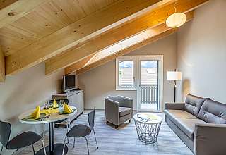 Salon moderne sous les combles