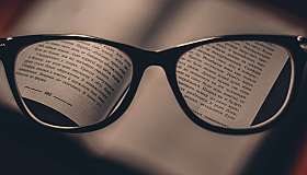 Brille über Buchseite