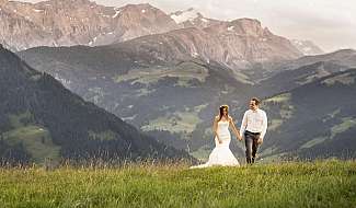 Brautpaar dans un paysage de montagne