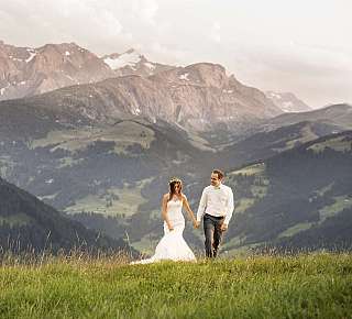 Jeune mariés dans un paysage de montagne
