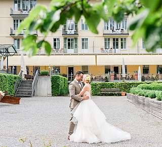 Jeune mariée et jeune marié dans le jardin