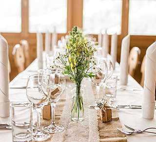 Table dressée de façon festive