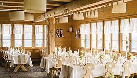Salle dressée pour une fête