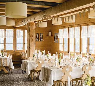 Salle décorée pour la fête
