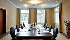 Salle de conférence avec table dressée