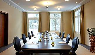 Salle de conférence avec table dressée
