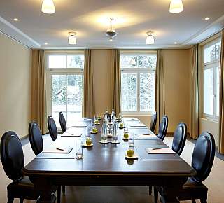 Salle de conférence avec table dressée