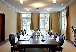 Konferenzraum mit gedecktem Tisch