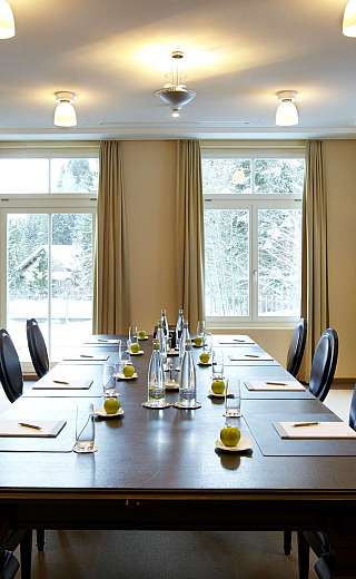 Salle de conférence avec table dressée