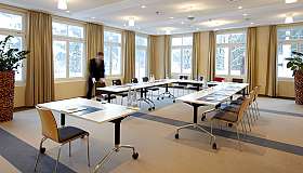 Salle de conférence lumineuse avec tables