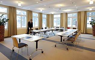Heller Konferenzraum mit Tischen