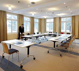 Salle de conférence lumineuse avec des tables