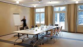 Salle de réunion avec table préparée