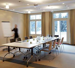 Salle de réunion avec table préparée