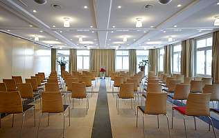 Heller Konferenzraum mit Stühlen
