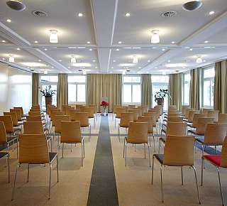 Salle de conférence lumineuse avec des chaises