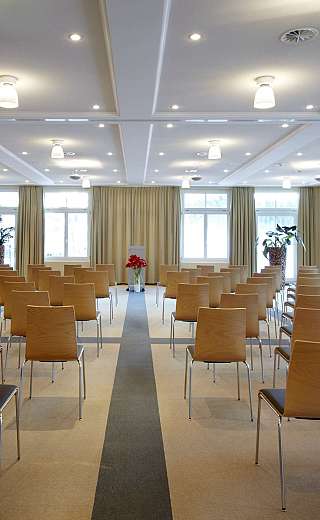 Salle de conférence lumineuse avec des chaises