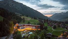 Village alpin à la lumière du soir