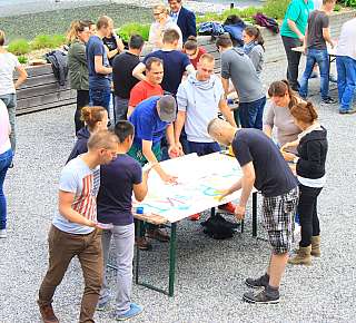 Gruppe beim gemeinsamen Malen