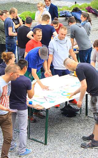 Gruppe beim gemeinsamen Malen