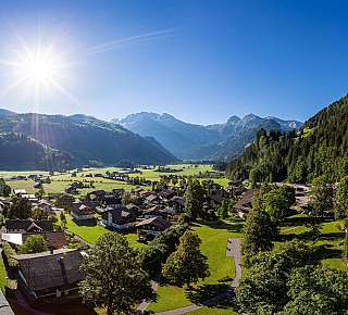 Panorama alpin sur un village de montagne