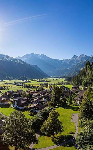 Panorama alpin sur un village de montagne