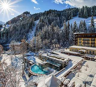Resort alpin enneigé