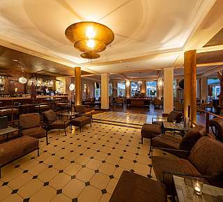 Salon élégant d'hôtel avec bar