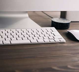 Clavier et souris sur le bureau
