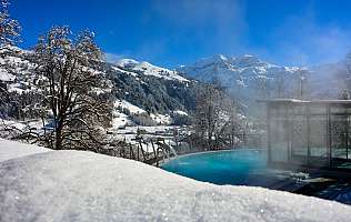 Aussenpool Winter am Tag