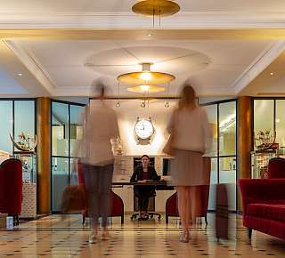 Hotel-Lobby mit Rezeption