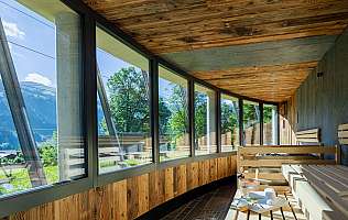Moderne Sauna mit Panoramafenstern