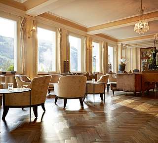 Elegante Hotellobby mit Bergblick