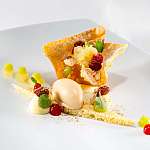 Elegantes Dessert mit Früchten