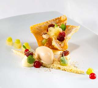 Elegantes Dessert mit Früchten