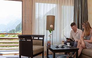 Couple dans un salon moderne