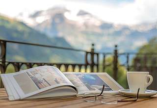 Livre et café sur la terrasse